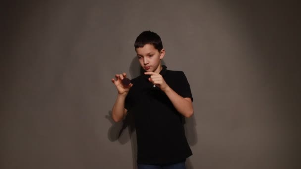 Vidéo de garçon adolescent montre astuce avec des cookies. Loisirs pour enfants, adolescents — Video