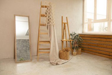 Doğal Stüdyo veya apartman dekorunun fotoğrafı, ahşap merdiven, ayna, beton zemin ve duvar, malbert ve bitki