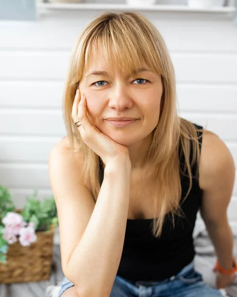 Närbild Porträtt Blond Med Lugg Landskap Designer Kvinna Gammal Tittar — Stockfoto