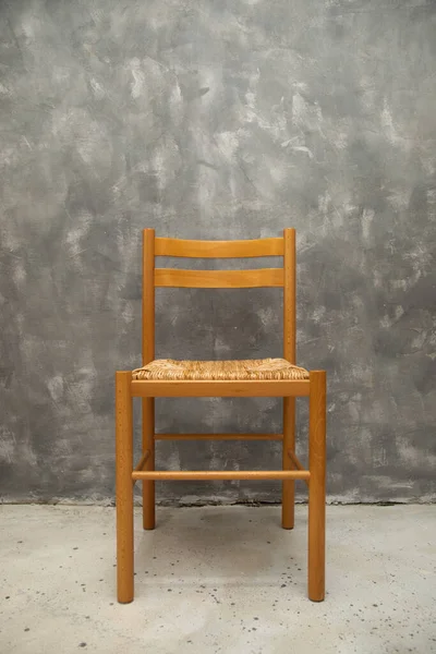 Zdjęcie Wiklinowego Krzesła Szarej Ścianie Betonowej Wnętrzu Puste Miejsce Kopia — Zdjęcie stockowe
