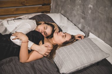 Cinsel azınlıkların iki güzel kadın temsilcisi bir otelde ya da evde yatakta uyur.