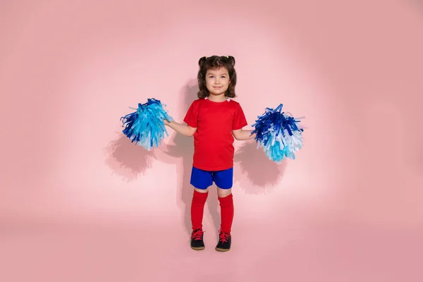 Foto Giovane Ragazza Come Cheerleader Che Salta Bambino Con Pon — Foto Stock