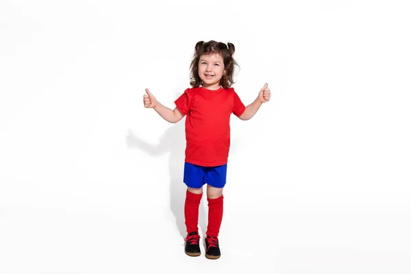 Piccola Bella Ragazza Anni Uniforme Calcio Isolato Sfondo Bianco Guardando — Foto Stock