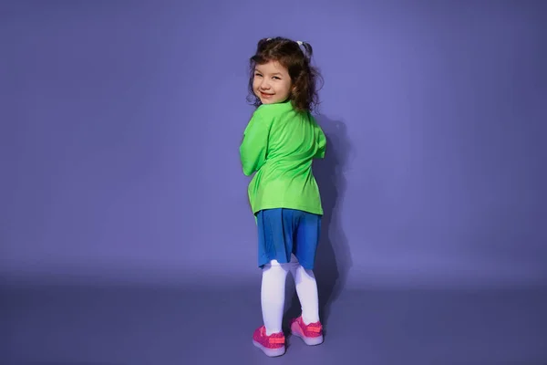 Divertente Bambina Uniforme Calcio Sta Con Schiena Uno Sfondo Viola — Foto Stock