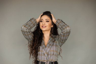 İş kadını elleriyle başını tutuyor. Kişisel gelişim kavramı ve şirket lideri. ofis çalışanı