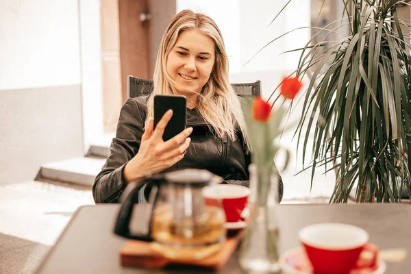 Biznes Kobieta Przerwie Kawę Kawiarni Komunikuje Się Smartfonie Lub Selfie — Zdjęcie stockowe