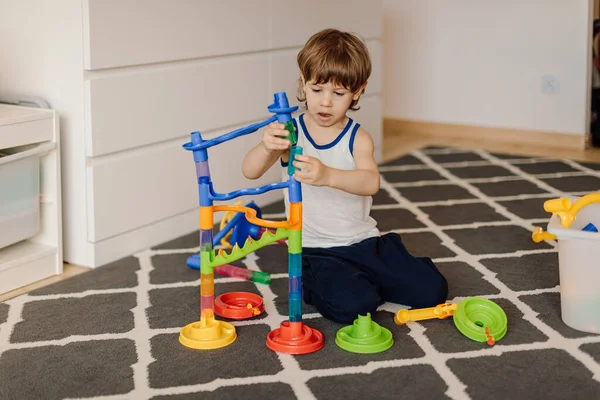 Menino Anos Está Concentrando Montando Construtor Desenvolvimento Habilidades Motoras Finas — Fotografia de Stock