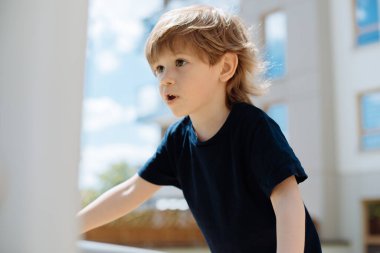 Açık hava oyun sahasında oynarken duygularını ifade eden 3 yaşındaki çocuğa yakın çekim