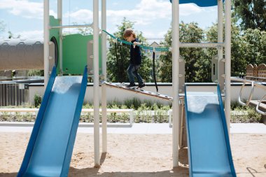 Bahçedeki açık hava çocuk yerleşkesi. Çocuk oyun alanı düzenleme kavramı.