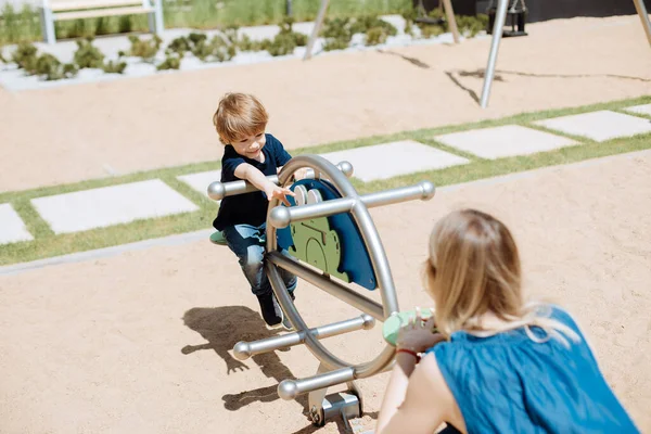 Gelukkige Kind Spelen Speelplaats Met Oppas Buitenactiviteiten Voor Kinderen — Stockfoto