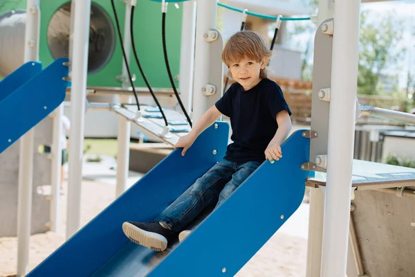 Enfant Ans Assis Sur Glissière Regarde Caméra Concept Divertissement Activités — Photo