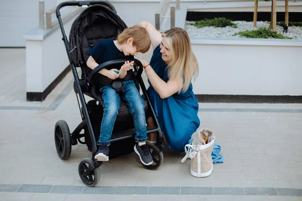 Yaşındaki Oğluyla Yürüyüşe Çıkmış Bekar Bir Anne Bebek Arabasında Çocuk — Stok fotoğraf