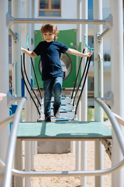 Garçon Ans Marche Joyeusement Sur Pont Sur Aire Jeux Enfance — Photo