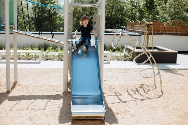 Fémkonstrukció Gyerekeknek Parkban Szabadtéri Sportkomplexum Gyerekeknek Gyermekek Szabadidős Koncepciója — Stock Fotó