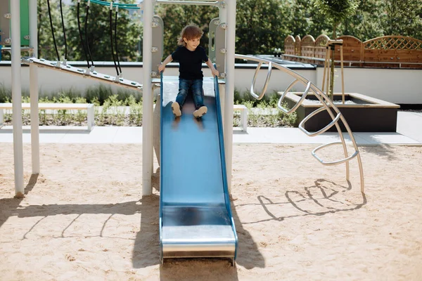 Kind Van Jaar Gelukkig Zittend Een Metalen Glijbaan Tuin Outdoor — Stockfoto