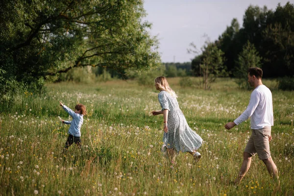 Mamãe Papai Correm Atrás Bebê Através Campo Garoto Joga Foge — Fotografia de Stock