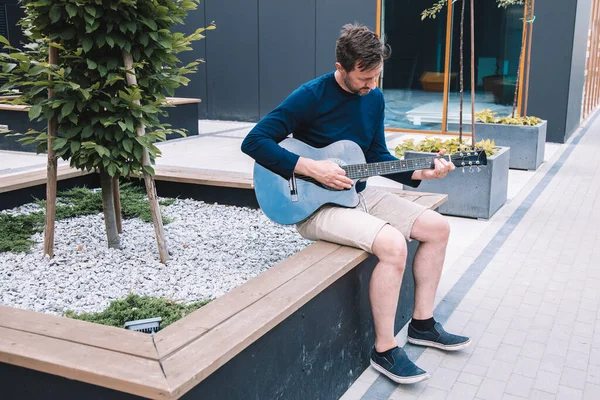 Jovem Senta Banco Concreto Praça Cidade Toca Guitarra Estilo Vida — Fotografia de Stock