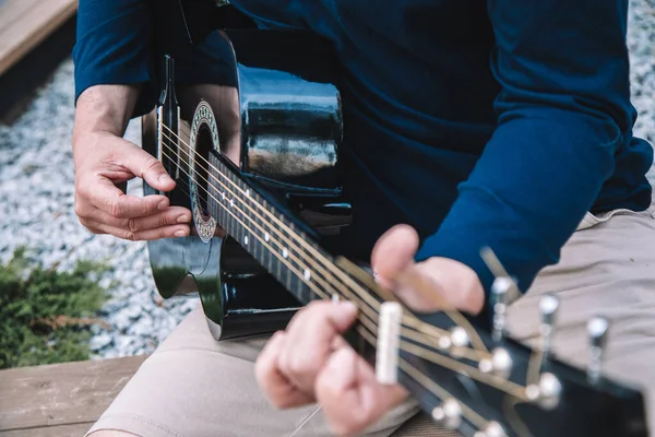 Homem Aprende Tocar Guitarra Nas Ruas Cidade Estilo Vida Foto — Fotografia de Stock