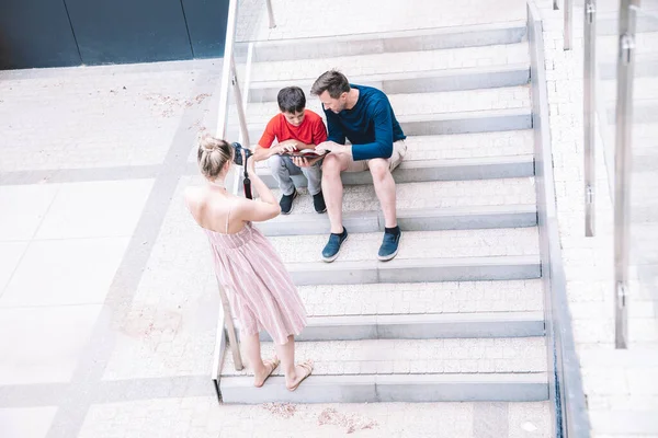 Jovem Tira Fotos Seu Marido Filho Jogando Jogos Virtuais Estilo — Fotografia de Stock