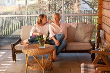 55 yaşındaki iki kız arkadaşından oluşan samimi bir şirket büyük pencereli ahşap bir evde güzel bir sohbette vakit geçiriyor.