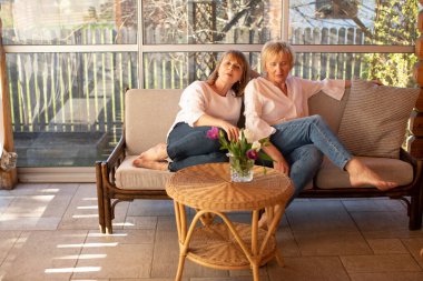 Otantik ahşap ev dekorasyonu, 55 yaşındaki iki kadın arasındaki gizli konuşmayı teşvik ediyor.