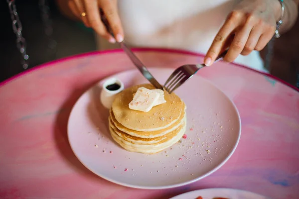 Wanita Muda Yang Duduk Meja Mulai Makan Porsi Pancakes Home — Stok Foto