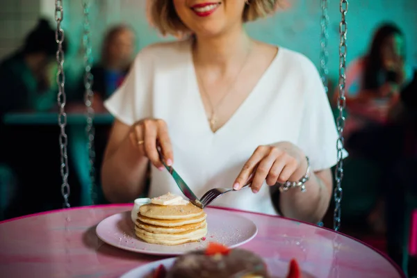 Une Jeune Femme Souriante Commence Déguster Des Crêpes Sucrées Miel — Photo