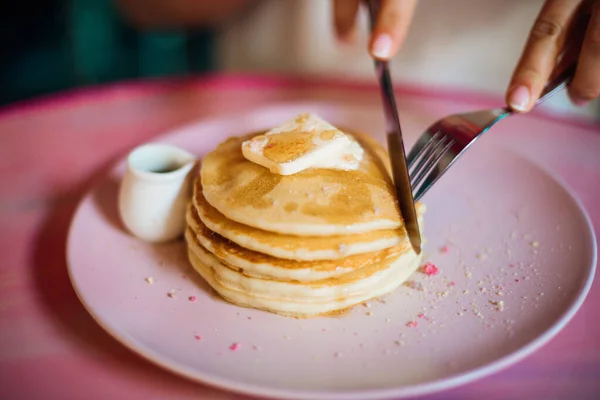 Wanita Muda Memotong Sepotong Dari Tumpukan Pancake Manis Dengan Keju — Stok Foto