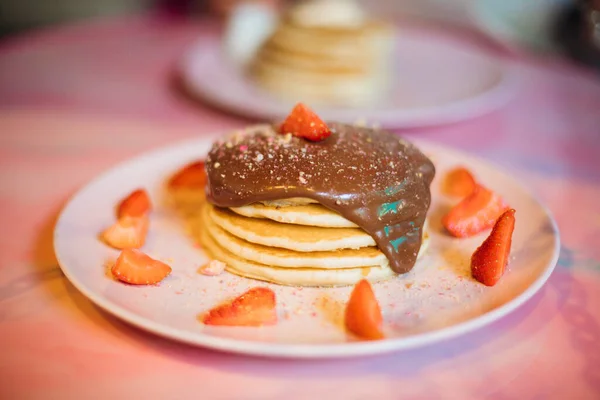 Bagian Dari Pancake Dengan Sirup Coklat Dan Stroberi Piring Close — Stok Foto