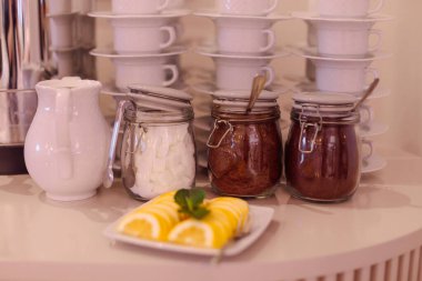 Loya 'nın sıcak içecek pişirme büfesi self-servis. Kakao, kahve, çay, süt, limon gerekli malzemelerdir. Kahvaltı oteli. İş yemeği. Modern yaşam tarzı. 