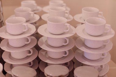 Sıraya dizilmiş insanların üst üste durduğu bir grup fincan. Otelde kahvaltı. Kişisel hizmet. Eğlence ve eğlence. Restoranda öğle yemeği. Kahve zamanı. Yaşam biçimi. 