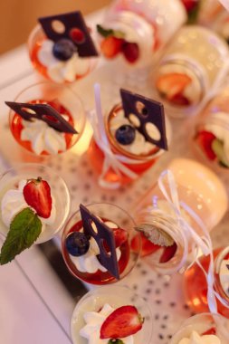 Çikolata ve nane ile süslenmiş birçok farklı süt ve meyve tatlısı var. Bayram menüsü kavramı. Güzel bir hayat. Zevk ve zevk. Tatlı tatlılar.