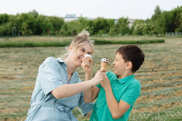 Giovane Donna Indulge Con Figlio Adolescente Spalmando Suo Gelato Buona — Foto Stock