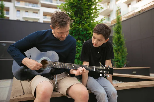 Pai Ensina Adolescente Menino Filho Tocar Guitarra Parque Cidade Dia — Fotografia de Stock