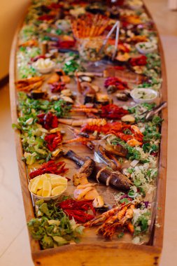 Lüks balık büfesi, üst manzara. Çeşitli deniz ürünleri. Otelde balık günü. Eğlence ve seyahat. Ulusal mutfak. Yaşam biçimi. 