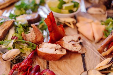 Restoranda ahşap tepside çeşitli balık atıştırmalıkları. Lezzetli ve sağlıklı yiyecekler. Kutlama etkinlikleri. Otelde dinlen. Restoranda bir düğün. Yaşam biçimi. 