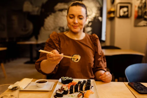 Wanita Eropa Menggunakan Sumpit Restoran Meja Kafe Budaya Jepang — Stok Foto