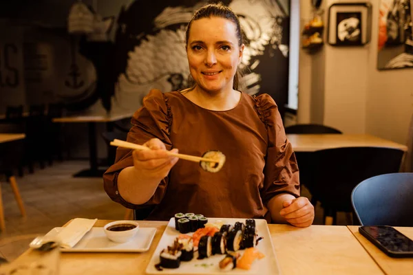 Wanita Eropa Menggunakan Sumpit Restoran Meja Kafe Dan Melihat Kamera — Stok Foto