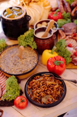 Yuvarlak kasede kızartılmış altın çerezler. Kırsal et büfesi. Yeşiller, taze ve tuzlu sebzeler, sade soslar. Geleneksel ulusal mutfak. Restoranda öğle yemeği. Eğlence ve seyahat. 