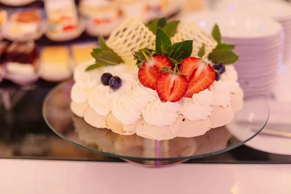 Υπέροχο Εορταστικό Λευκό Κέικ Διακοσμημένο Φράουλες Μέντα Και Λευκή Σοκολάτα — Φωτογραφία Αρχείου