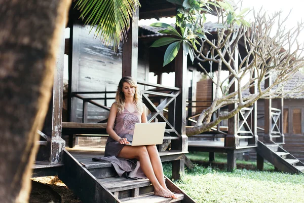 Young Woman Looks Her Laptop While Sitting Porch Her Bungalow — Stock Photo, Image