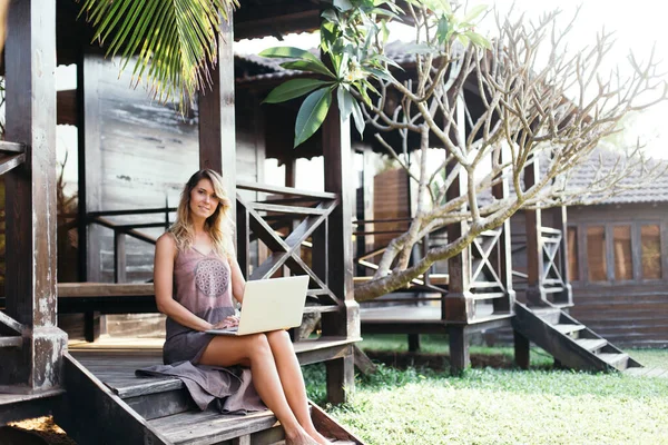 Young Woman Working Laptop Vacation She Sitting Steps Her Bungalow — Stock Photo, Image