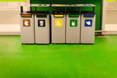 Düzgün, sıra halinde, atık ayrıştırma için konteynırlar. Ekoloji ve atık ayrımı. Çevre kirliliği. Sosyal bilinç. Yaşam biçimi. 