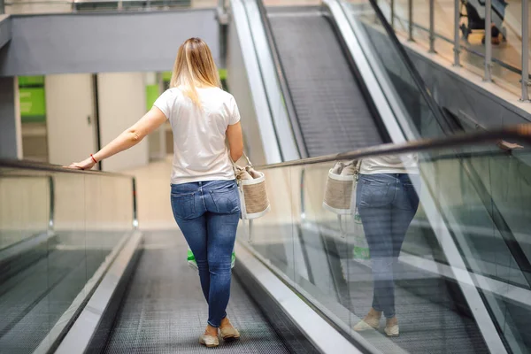 Jovem Mulher Shirt Branca Jeans Escada Rolante Centro Comercial Compras — Fotografia de Stock