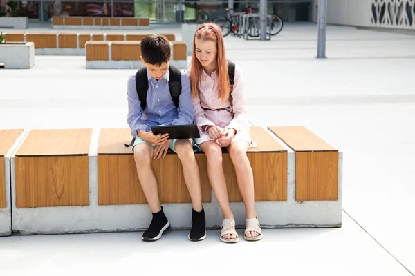 Tiro Comprimento Total Dois Jovens Irmãos Adolescentes Usando Tablet Digital — Fotografia de Stock