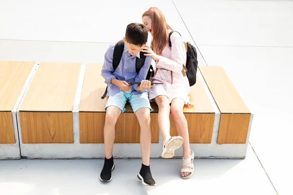 Estudante Estudante Adolescente Rir Divertir Depois Aulas Sentadas Banco Madeira — Fotografia de Stock