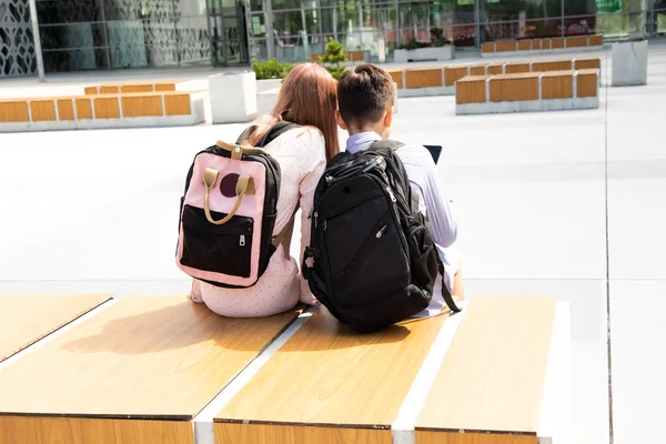 Vista Trasera Dos Colegialas Caucásicas Colegial Sitiing Banco Madera Aire —  Fotos de Stock