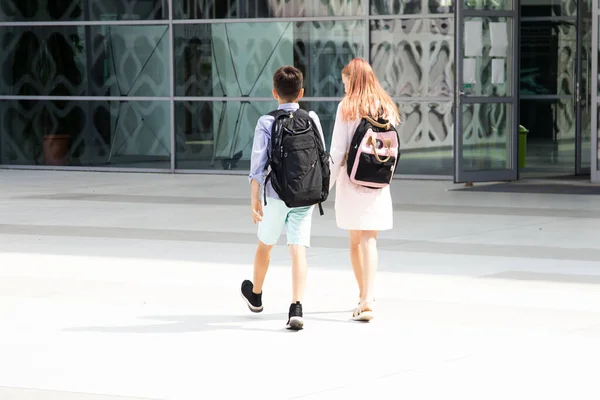 Children Teenagers Schoolchildren Boy Girl Years Background Concrete Wall Backpacks — 图库照片