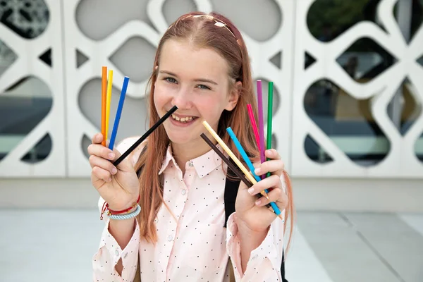 Szczęśliwa Nastolatka Różowymi Włosami Trzymając Ołówki Przestrzeni Artystycznej Miasta — Zdjęcie stockowe