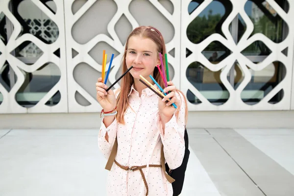 Adolescente Con Pelo Rosa Con Lápices Las Manos Feliz Espacio —  Fotos de Stock